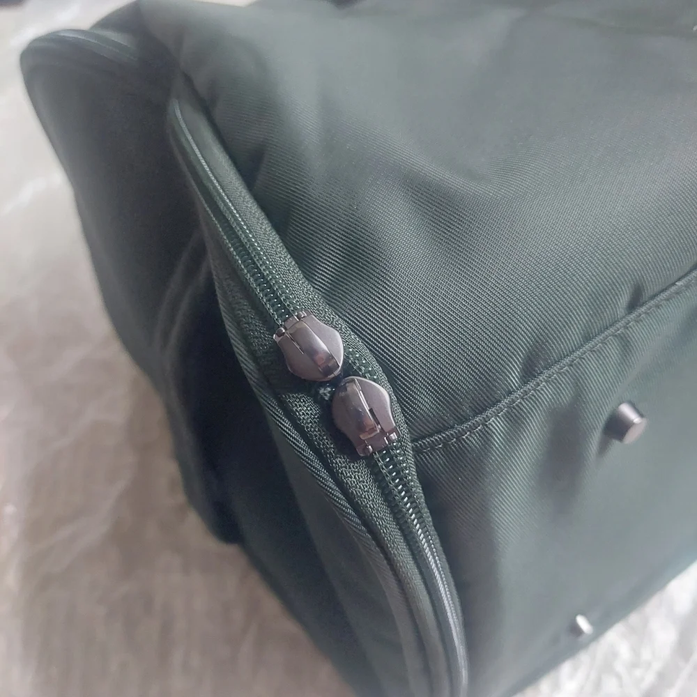 NWT! Quince Voyage Garmet Green Duffel Bag/ Travel Bag!